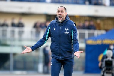 Verona teknik direktörü Igor Tudor, İtalya 'nın Verona şehrindeki Marcantonio Bentegodi Stadyumu' nda oynanan Hellas Verona FC-Venezia FC karşılaşmasında 27 Şubat 2022 'de jest yaptı.