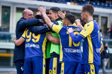 Verona 'dan Giovanni Simeone, İtalya' nın Verona kentindeki Marcantonio Bentegodi Stadyumu 'nda oynanan Hellas Verona FC-Venezia FC maçı sırasında takım arkadaşlarıyla yaptığı 1-0' lık golü kutluyor.