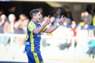 Verona 'dan Giovanni Simeone, İtalya' nın Verona kentinde 27 Şubat 2022 'de oynanan Marcantonio Bentegodi Stadyumu' nda oynanan Hellas Verona FC - Venezia FC maçında 2-0 'lık gol attıktan sonra kutluyor.