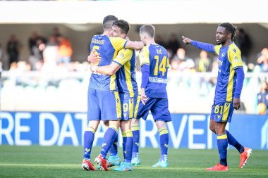 Verona 'dan Giovanni Simeone, İtalyan Serie A karşılaşmasında Verona' dan Davide Faraoni ve Verona 'dan İvan Iliç ve Verona' dan Adrien Tameze ile birlikte Marcantonio Bentegodi Stadyumu 'nda oynanan Hellas Verona FC - Venezia FC karşılaşmasını 2-0' lık golle kutluyor. 