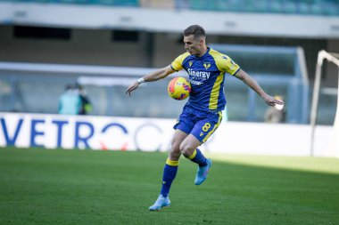 Verona 'nın Darko Lazoviç portresi İtalyan futbolu Serie A maçında Hellas Verona FC - Venezia FC maçı sırasında İtalya' nın Verona kentindeki Marcantonio Bentegodi Stadyumu 'nda 27 Şubat 2022