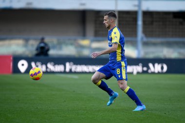 Verona 'nın Darko Lazoviç portresi İtalyan futbolu Serie A maçında Hellas Verona FC - Venezia FC maçı sırasında İtalya' nın Verona kentindeki Marcantonio Bentegodi Stadyumu 'nda 27 Şubat 2022