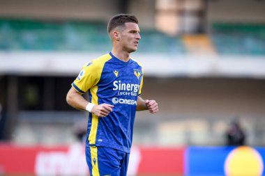 Verona 'nın İtalya futbolu Serie A maçındaki Darko Lazoviç portresi, 27 Şubat 2022' de İtalya 'nın Verona kentindeki Marcantonio Bentegodi Stadyumu' nda Hellas Verona FC ile Venezia FC maçında çekildi.