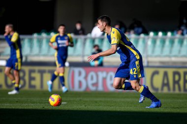 Verona 'nın Diego Coppola portresi İtalyan futbolu Serie A maçında Hellas Verona FC - Venezia FC maçı sırasında İtalya' nın Verona kentindeki Marcantonio Bentegodi Stadyumu 'nda 27 Şubat 2022