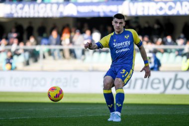 Verona 'nın Bosko Sutalo portresi İtalyan futbolu Serie A maçında Hellas Verona FC - Venezia FC maçı sırasında İtalya' nın Verona kentindeki Marcantonio Bentegodi Stadyumu 'nda 27 Şubat 2022
