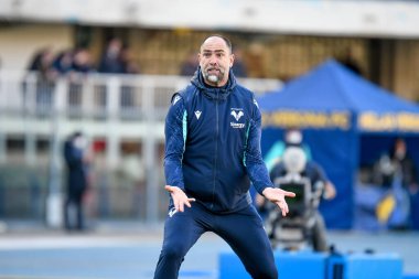 Verona teknik direktörü Igor Tudor, İtalya 'nın Verona şehrindeki Marcantonio Bentegodi Stadyumu' nda oynanan Hellas Verona FC-Venezia FC karşılaşmasında 27 Şubat 2022 'de jest yaptı.