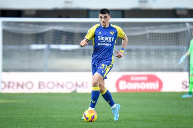 Verona 'nın Bosko Sutalo portresi İtalyan futbolu Serie A maçında Hellas Verona FC - Venezia FC maçı sırasında İtalya' nın Verona kentindeki Marcantonio Bentegodi Stadyumu 'nda 27 Şubat 2022