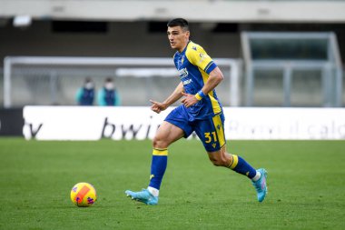 Verona 'nın Bosko Sutalo portresi İtalyan futbolu Serie A maçında Hellas Verona FC - Venezia FC maçı sırasında İtalya' nın Verona kentindeki Marcantonio Bentegodi Stadyumu 'nda 27 Şubat 2022