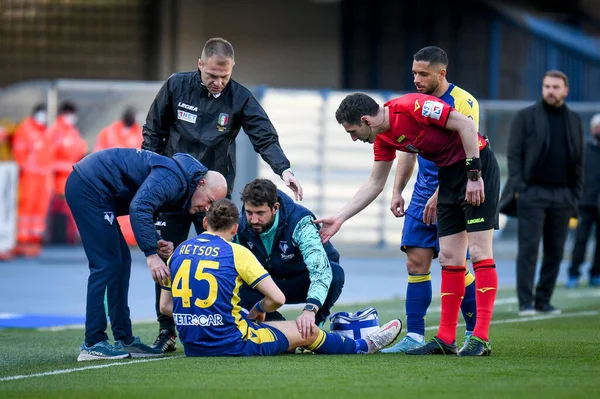 Verona 'nın Panagiotis Retsos' u, İtalya 'nın Verona kentinde 27 Şubat 2022' de oynanan Marcantonio Bentegodi Stadyumu 'nda oynanan Hellas Verona FC-Venezia FC karşılaşmasında sakatlandı.