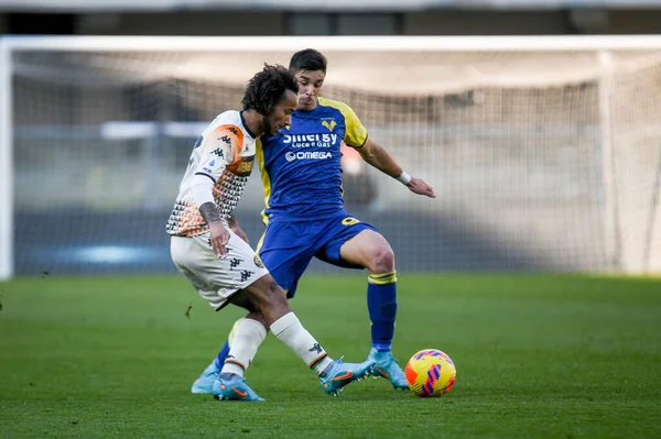 Gianluca Busio Venezia Ação Contra Giovanni Simeone Verona Durante Partida — Fotografia de Stock