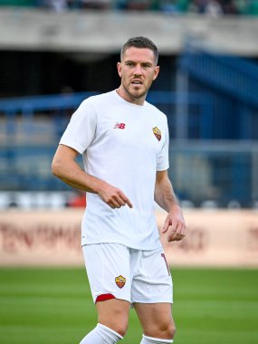 İtalyan futbolu Serie A maçında Roma 'nın Jordan Veretout portresi, 19 Eylül 2021' de İtalya 'nın Verona kentindeki Marcantonio Bentegodi stadyumunda Hellas Verona FC ile AS Roma (Arşiv portreleri) maçında çekildi.