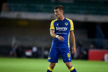 Verona 'nın İtalya futbol takımı Serie A maçındaki Darko Lazoviç portresi, 19 Eylül 2021' de İtalya 'nın Verona kentindeki Marcantonio Bentegodi stadyumunda Hellas Verona FC ile AS Roma (Arşiv portreleri) maçında çekildi.