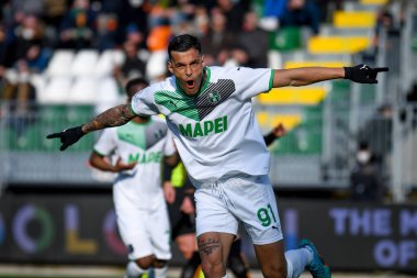 Sassuolo 'dan Gianluca Scamacca, İtalya' nın Venedik kentindeki Pier Luigi Penzo Stadyumu 'nda oynanan Venezia FC-US Sassuolo maçında attığı golü kutluyor - Fotoğraf: Ettore Griffon