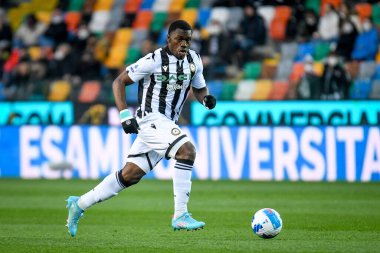 Udinese 'nin Jean-Victor Makengo portresi İtalyan futbolu Serie A maçında Udinese Calcio ile AS Roma maçında Udine, İtalya' daki Dacia Arena stadyumunda 13 Mart 2022 - Fotoğraf: Ettore Griffon