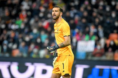 İtalyan futbolcu Rui Pedro dos Santos Patricio 'nun portresi, İtalya' nın Udine kentindeki Dacia Arena stadyumunda oynanan Udinese Calcio - AS Roma maçında tepki veriyor.