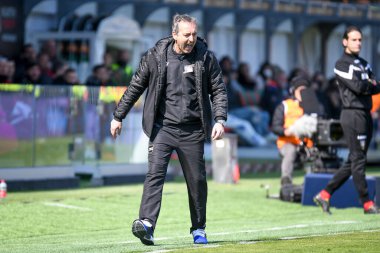 Sampdoria 'nın baş antrenörü Marco Giampaolo 20 Mart 2022' de İtalya 'nın Venedik şehrindeki Pier Luigi Penzo Stadyumu' nda Venezia FC ile UC Sampdoria maçında jest yaptı.