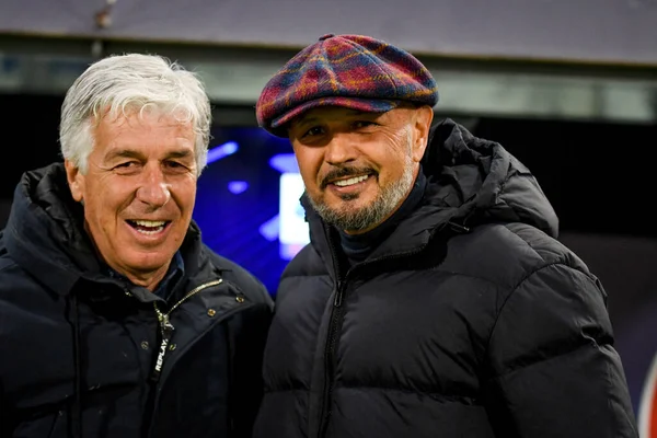 Atalanta 'nın teknik direktörü Gian Piero Gasperini, İtalya' nın Bologna takımının teknik direktörü Sinisa Mihayloviç 'i İtalya' nın Bologna kentindeki Renato Dall 'Ara Stadyumu' nda oynanan maçta Bologna FC maçında karşıladı.