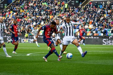 Cagliaris 'ten Henrique Dalbert İtalyan futbolcu Rodrigo Nascimento Becao' ya karşı Udinese Calcio-Cagliari Calcio maçı sırasında Udine, İtalya 'da Dacia Arena Stadyumu' nda 3 Nisan 2022 - Fotoğraf: Ettore Griffon