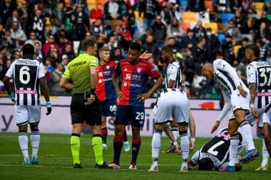 Maçın hakemi Marco Piccinini, Udinese 'nin Serie A maçı sırasında Udinese Calcio' nun Cagliari Calcio 'ya karşı Udine' deki Dacia Arena Stadyumu 'nda oynadığı Udinese' nin Isaac Access maçında Cagliaris 'ten Henrique Dalbert' e sarı kart gösteriyor.,