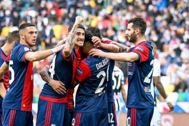 Cagliaris 'ten Alessandro Deiola, Cagliaris' ten Galvao Joao Pedro 'nun İtalya Serie A maçında Udinese Calcio-Cagliari Calcio maçında 3 Nisan 2022' de Udine, İtalya 'daki Dacia Arena Stadyumu' nda 0-1 'lik gol atmasını kutluyor.