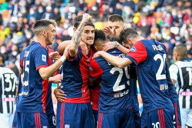Cagliaris 'ten Alessandro Deiola, Cagliari' den Galvao Joao Pedro 'nun İtalya' nın Udine kentindeki Dacia Arena Stadyumu 'nda oynanan Udinese Calcio-Cagliari maçında 0-1' lik gol atmasını kutluyor.