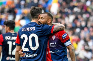 Cagliari 'den Galvao Joao Pedro, İtalya' nın Udine kentindeki Dacia Arena Stadyumu 'nda oynanan Udinese Calcio-Cagliari maçı sırasında Cagliaris' ten Gaston Pereiro ile 0-1 'lik gol attıktan sonra kutluyor.