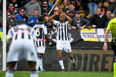 Cagliari 'den Balde Diao Keita, İtalya' nın Udine kentinde oynanan Udinese Calcio-Cagliari Calcio maçında attığı 2-1 'lik golü kutluyor.
