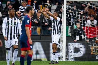 Cagliari 'den Balde Diao Keita, İtalya' nın Udine kentinde oynanan Udinese Calcio-Cagliari Calcio maçında attığı 2-1 'lik golü kutluyor.