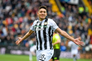 Udinese 'den Nahuel Molina, İtalya' nın Udine kentindeki Dacia Arena Stadyumu 'nda oynanan Udinese Calcio - Cagliari Calcio maçında attığı 4-1' lik golü kutluyor.