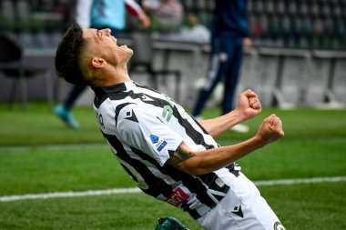Udinese 'den Nahuel Molina, İtalya' nın Udine kentindeki Dacia Arena Stadyumu 'nda oynanan Udinese Calcio - Cagliari Calcio maçında attığı 4-1' lik golü kutluyor.