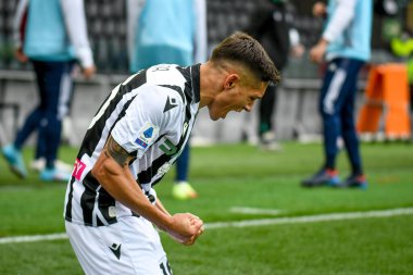 Udinese 'den Nahuel Molina, İtalya' nın Udine kentindeki Dacia Arena Stadyumu 'nda oynanan Udinese Calcio - Cagliari Calcio maçında attığı 4-1' lik golü kutluyor.