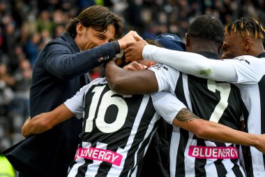 Udinese 'den Nahuel Molina, Udinese teknik direktörü Gabriele Cioffi ve takım arkadaşlarıyla İtalya' nın Udine kentinde oynanan Udinese Calcio-Cagliari Calcio maçında attığı 4-1 'lik golü kutluyor.,