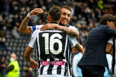 Udinese 'den Nahuel Molina, Udinese' den Roberto Maximiliano Pereyra ile İtalya 'dan Roberto Maximiliano Pereyra' nın Udinese Calcio-Cagliari Calcio maçında attığı golü Udine 'deki Dacia Arena Stadyumu' nda kutluyor.