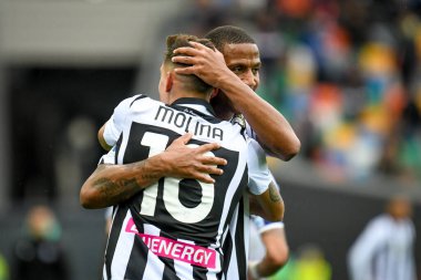 Udinese 'den Nahuel Molina, İtalya' nın Udine kentindeki Dacia Arena Stadyumu 'nda oynanan Udinese Calcio - Cagliari Calcio maçında Udinese' den Samir Caetano de Souza Santos ile yaptığı golü kutluyor.: