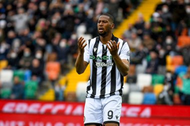 Udinese 'den Beto Betuncal İtalya' nın Serie A maçı sırasında Udinese Calcio ile Cagliari Calcio arasında Udine, İtalya 'daki Dacia Arena Stadyumu' nda oynanan karşılaşmada tepki gösterdi.