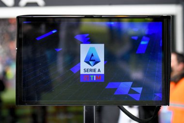 İtalya futbol takımı Serie A maçında VAR Monitor Udinese Calcio ile Cagliari Calcio arasında Udine, İtalya 'daki Dacia Arena Stadyumu' nda oynanan karşılaşma, 3 Nisan 2022 - Fotoğraf: Ettore Griffon