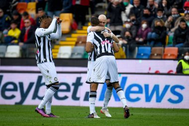 Udinese oyuncuları, İtalya 'nın Udine şehrindeki Dacia Arena stadyumunda oynanan Udinese Calcio-Cagliari Calcio maçında attıkları golü kutluyorlar.