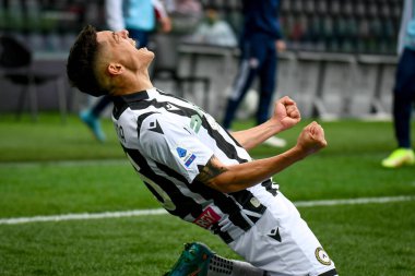 Udinese 'nin Nahuel Molina portresi İtalya futbol takımı Serie A maçında Udinese Calcio ile Cagliari Calcio' nun Udine 'deki Dacia Arena Stadyumu' nda oynadıkları maçı kutluyor.