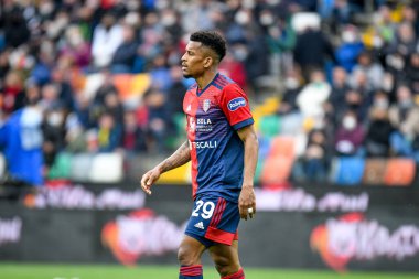 İtalya futbol takımı Serie A maçında Cagliari 'nin Henrique Dalbert portresi Udinese Calcio ile Cagliari Calcio arasında Friuli - Dacia Arena Stadyumu, Udine, İtalya' da, 3 Nisan 2022