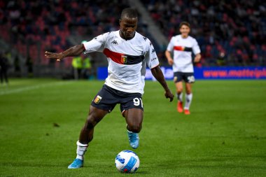 Yayah Kallon (Cenova) İtalya futbolu sırasındaki portresi Serie A maçında Bologna FC - Genoa CFC, İtalya 'nın Bologna kentindeki Renato Dall' Ara stadyumunda, 21 Eylül 2021 - Fotoğraf: Ettore Griffon