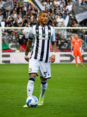 Udinese 'den Roberto Maximiliano Pereyra İtalyan futbol takımı Serie A maçında Udinese Calcio, Friuli - Dacia Arena Stadyumu, Udine, İtalya' da 16 Nisan 2022 - Fotoğraf: Ettore Griffon