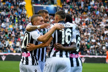 Udinese oyuncuları 16 Nisan 2022 'de İtalya' nın Udine kentinde bulunan Dacia Arena Stadyumu 'nda oynanan Udinese Calcio-Empoli FC maçında Udinese maçını kutlarken mutlu oldular.