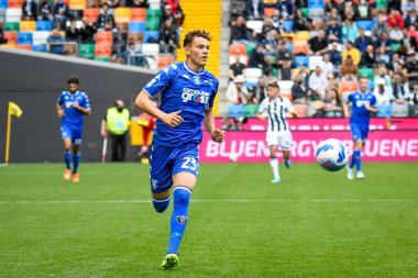 Empoli 'nin Kristjan Asllani portresi İtalyan futbolu Serie A maçı sırasında Udinese Calcio ile Friuli - Dacia Arena stadyumu, Udine, İtalya - 16 Nisan 2022