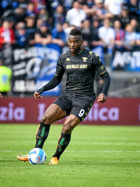 Venezia 'nın Jean-Pierre Nsame portresi İtalyan futbolu Serie A maçında Venezia FC, Atalanta BC' ye karşı Venedik, İtalya 'daki Pier Luigi Penzo Stadyumu' nda 23 Nisan 2022 'de oynanmıştır.