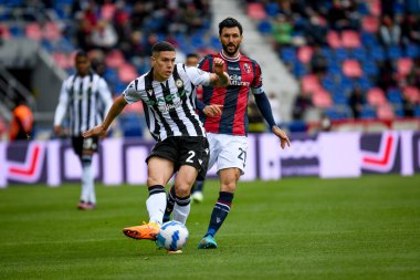 Udinese 'den Nehuen Perez, İtalya' nın Bologna kentinde 24 Nisan 2022 'de oynanan Renato Dall' Ara Stadyumu 'nda İtalyan futbolcu Roberto Soriano' ya karşı oynadığı maçta Bologna FC, Udinese Calcio 'ya karşı oynuyor.
