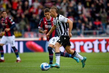 Udinese's Gerard Deulofeu in action against Bologna's Nicolas Dominguez  during  italian soccer Serie A match Bologna FC vs Udinese Calcio at the Renato Dall'Ara stadium in Bologna, Italy, April 24, 2022 - Credit: Ettore Griffon