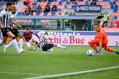 Bologna 'dan Aaron Hickey, İtalya' nın Bologna kentinde 24 Nisan 2022 'de oynanan Renato Dall' Ara stadyumunda oynanan Bologna FC maçında 1-0 gol attı.