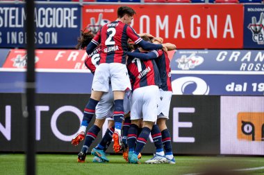Bologna 'dan Aaron Hickey, İtalya' nın Bologna kentinde 24 Nisan 2022 'de oynanan Renato Dall' Ara Stadyumu 'nda oynanan Bologna FC Udinese Calcio maçında takım arkadaşlarıyla yaptığı 1-0' lık golü kutluyor.