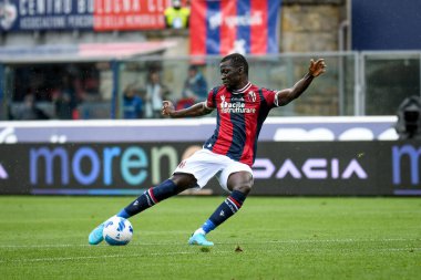 Bologna 'dan Musa Barrow, İtalya' nın Bologna kentinde 24 Nisan 2022 'de oynanan Renato Dall' Ara Stadyumu 'nda oynanan Bologna FC maçında gol atmaya çalışıyor.