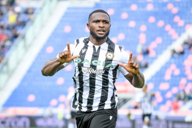 Udinese 'nin Isaac Access' i İtalya 'nın Bologna FC ve Udinese Calcio maçlarında 24 Nisan 2022' de İtalya 'nın Bologna kentindeki Renato Dall' Ara stadyumunda 1-2 'lik gol attıktan sonra kutluyor.